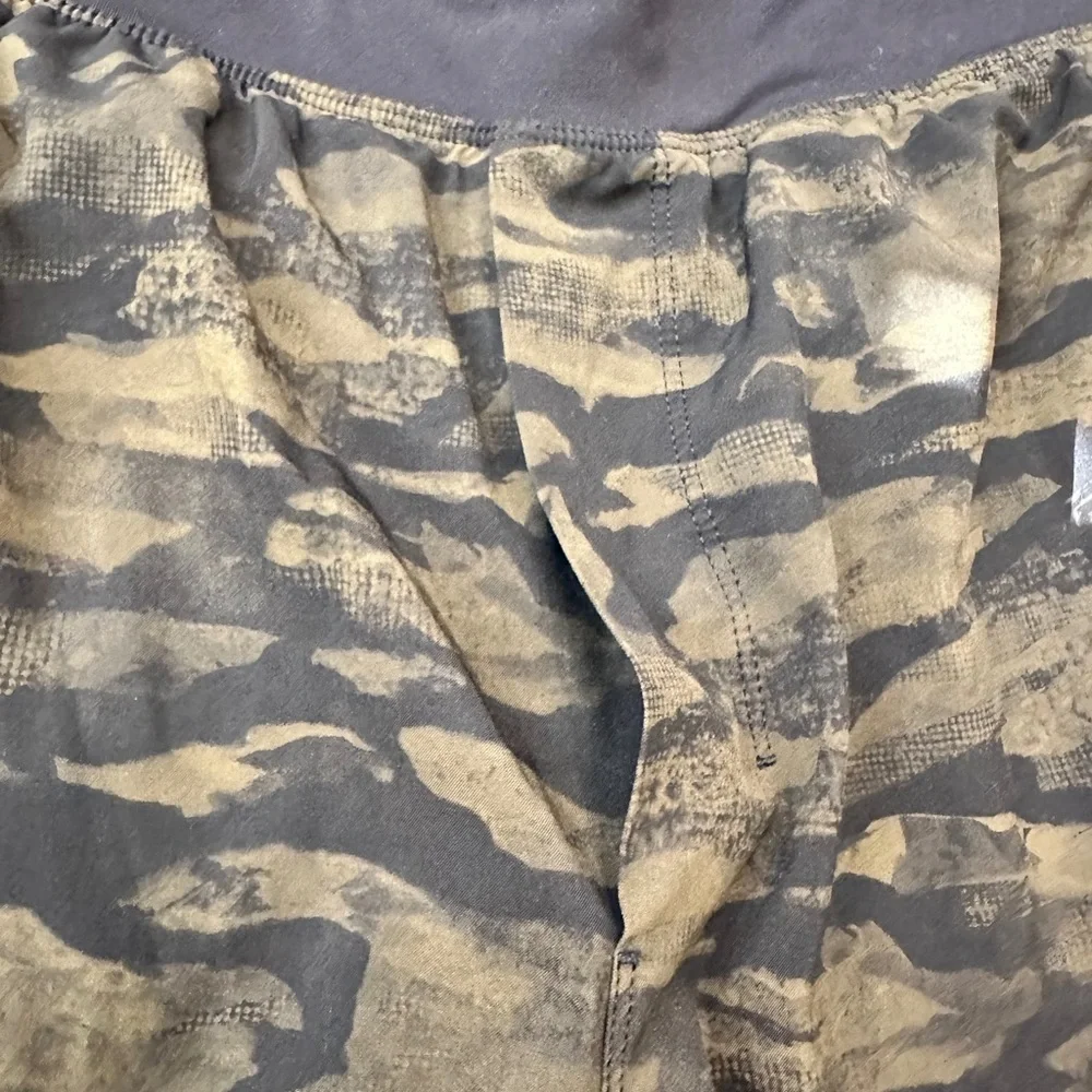 🖤 Men’s Lululemon Camouflage 9” shorts with pockets Size Medium excellent.